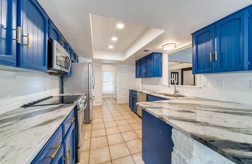 North Central Thousand Oaks House | Pool House, 10 Min from Airport, Game Room, King Bed