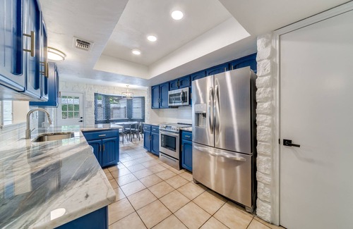 North Central Thousand Oaks House | Pool House, 10 Min from Airport, Game Room, King Bed