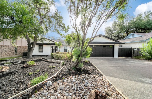 North Central Thousand Oaks House | Pool House, 10 Min from Airport, Game Room, King Bed
