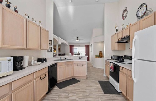 Eagle Pointe South House | Pool Oasis, 20 mins to Disney, Close to Shops
