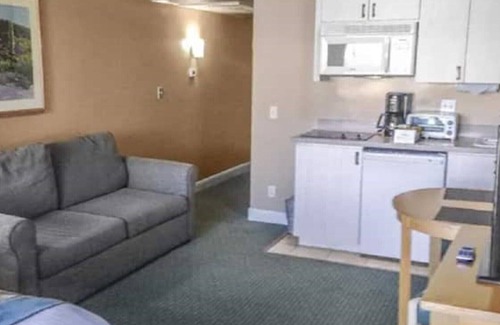 Canyon Corridor Condo | #POOL PARADISE! STUDIO for 4! WATERFALLS/POOL BAR!
