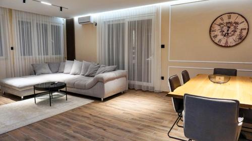 Vrdnik Apartment | POOL RESORT Vila Lena - KING SIZE Apartman 12