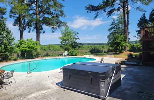 Vass House | Pool side Paradise near Fort Bragg, Pinehurst, Southern Pines, hot tub & Golf!