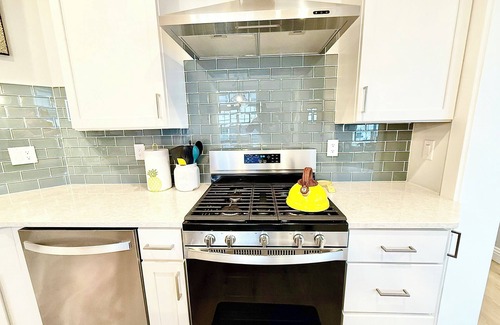 Marblehead House | Pool View Home W/Porch Clubhouse Sauna Lake Erie!