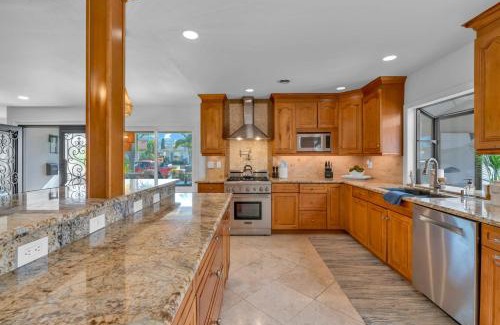 Allied Gardens House | Poolfire Pitking Bed Sunroom & Mountain Views!