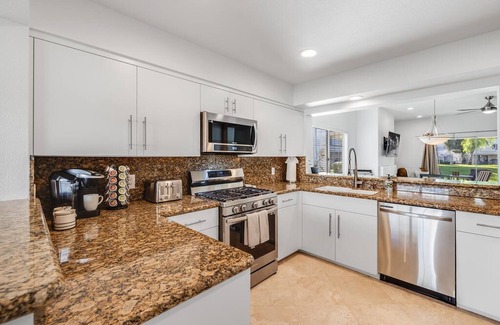 Palm Desert Condo | Poolside. 3BR Ground-Level Condo. Desert Falls Country Club. Palm Desert, CA.