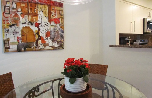 Palm Desert Condo | Poolside. 3BR Ground-Level Condo. Desert Falls Country Club. Palm Desert, CA.