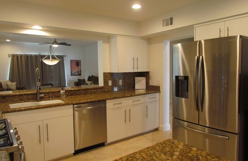 Palm Desert Condo | Poolside. 3BR Ground-Level Condo. Desert Falls Country Club. Palm Desert, CA.