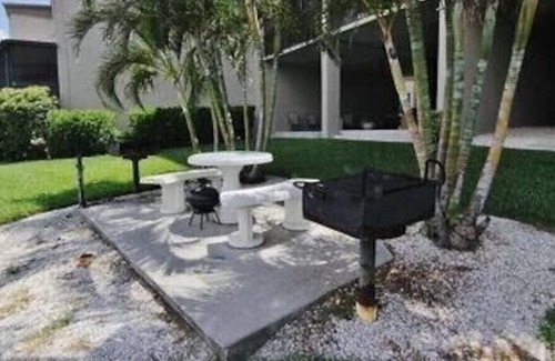 Indian Shores Condo | Poolside Bliss, Beachside Charm! 3-Min walk to Indian Shores Beach!