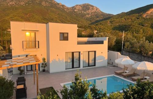 Sakës Villa | Poolside Bliss - Escape & Relax