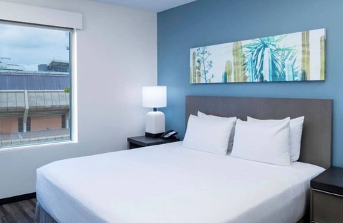 Tempe Hotel | Poolside Comfort in Tempe – Walk to Lake Trails, Dining, Shops & More - 2 Units