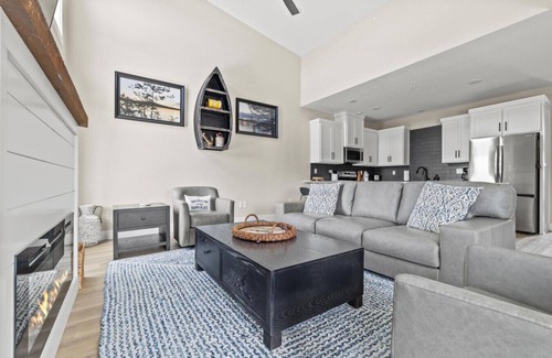 Kimberling City Apartment | Poolside Lake Retreat | Dock & 2 Living Spaces