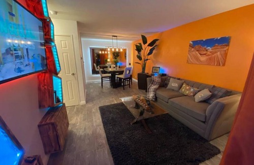 Racquet Club West House | Poolside Palm Springs Getaway
