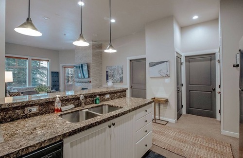 Salt Lake Mountain Resorts Condo | Poolside Pines Suite by Cottonwood Lodging