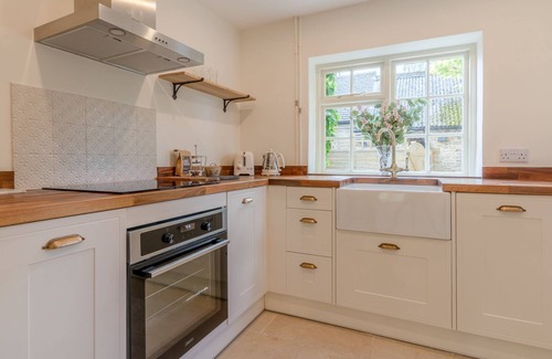 Broadwell Cottage | Poppy Cottage - sleeps 4 guests in 2 bedrooms