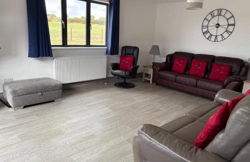 Newark upon Trent House | POPPY LUXURY LODGE Sleeps 8 at Fairview farm Ravenshead Nottingham Near Sherwood Forest, Dog Friendly, Farm Stay Great for Wedding Groups,Families,Hen Do,Friends Gathering,Amazing Views
