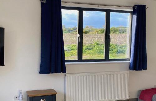 Newark upon Trent House | POPPY LUXURY LODGE Sleeps 8 at Fairview farm Ravenshead Nottingham Near Sherwood Forest, Dog Friendly, Farm Stay Great for Wedding Groups,Families,Hen Do,Friends Gathering,Amazing Views