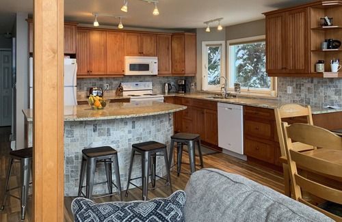 Silver Star Mountain Ski Chalet | Popular Ski Chalet with Gas Fireplace & Hot Tub backing onto Alpine chairlift