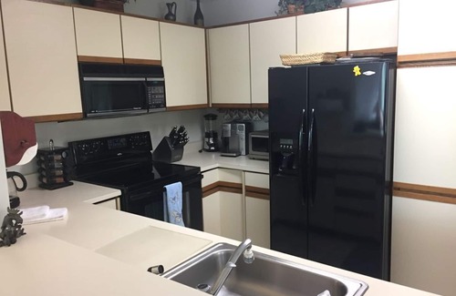 West Dover House | Popular Timber Creek! Room for everyone, shuttle to mountain, hot tub