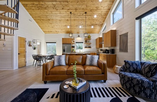 Broken Bow House | Porch Breeze|Sleeps 10|Hot Tub