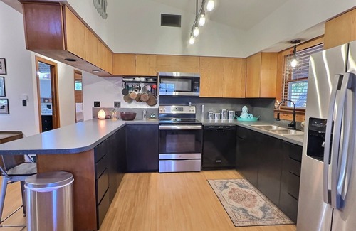 Leander Cabin | Porches *Cozy Log Cabin* neasy walk to Lake Travis