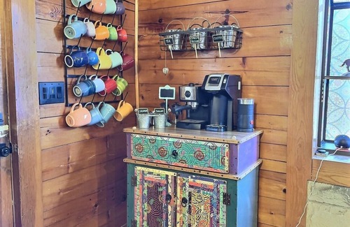 Leander Cabin | Porches *Cozy Log Cabin* neasy walk to Lake Travis