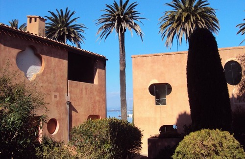 Porquerolles Apartment | PORQUEROLLES STUDIO-TERRACE 2 PERS. WITH VIEW OF GARDEN IN THE ANSE DU PORT.