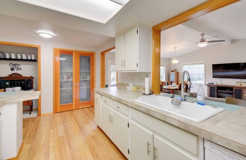 Port Angeles Cottage | Port Angeles Abode w/Yard & Guest House!