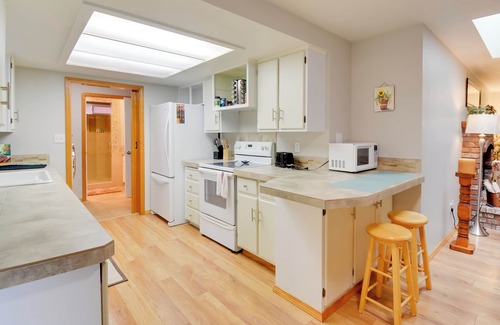 Port Angeles Cottage | Port Angeles Abode w/Yard & Guest House!