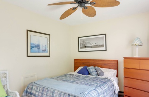 Port Clinton Condo | Port Clinton Condo w/ Community Pool & Hot Tub!