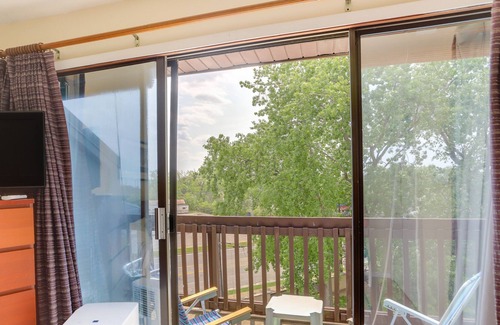 Port Clinton Condo | Port Clinton Condo w/ Community Pool & Hot Tub!