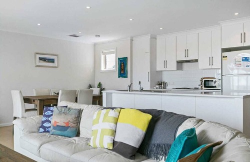 Port Hughes House | Port Hughes- Luxurious Extreme comfort and only a 7 minute stroll the the beach!
