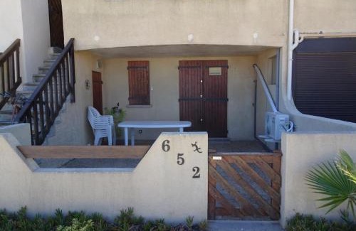 Leucate Apartment | Port Leucate F2 rdc plage 10 mètres, 25 m2, 5 personnes