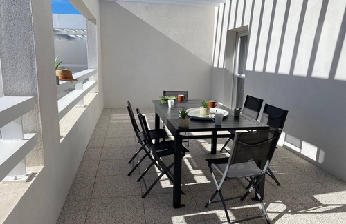 Leucate Apartment | Port Leucate: T4 Duplex Climatisé, 8 Pers, 400m Plage, Terrasses Est, Parking Sécurisé
