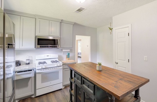 Port Neches House | Port Neches Home Rental: Walk to Tugboat Island!