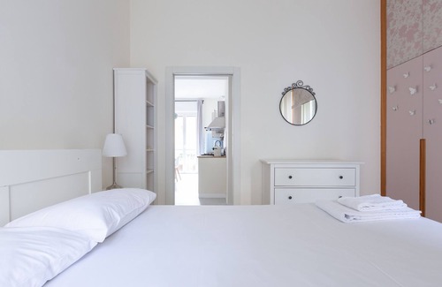 Porta Tenaglia Apartment | Porta Volta Bright and Roomy Flat