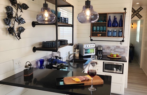 Fredericksburg Cottage | Porto Station | Patio & BBQ | Stylish Stay