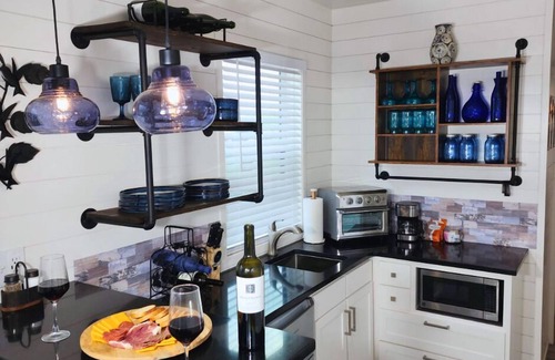 Fredericksburg Cottage | Porto Station | Patio & BBQ | Stylish Stay
