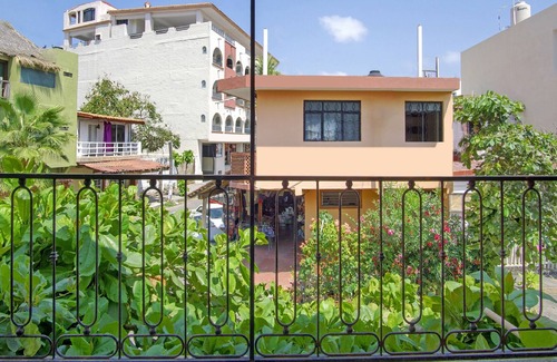 Barra de Navidad Hotel | Posada Casa Chiros