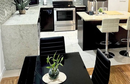 East Orange Apartment | Posh 2BR/2BA King Bed! Free Parking! 30 Min to NYCnn
