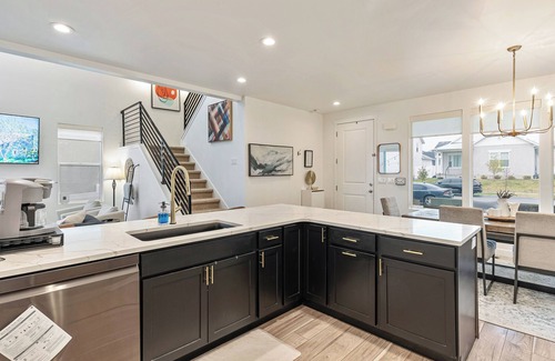 West Jordan House | Posh and Spacious 3 bed, 2.5 bath House with Surreal Views of Salt Lake County