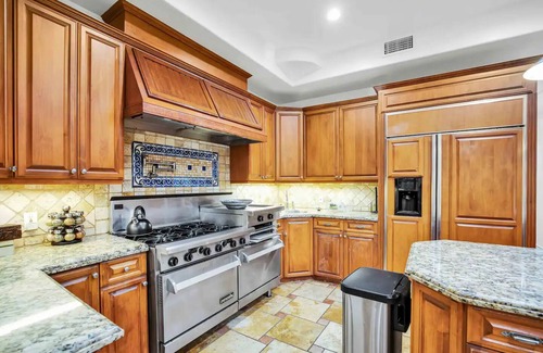 Sherman Oaks House | Posh Estate by Universal Studios