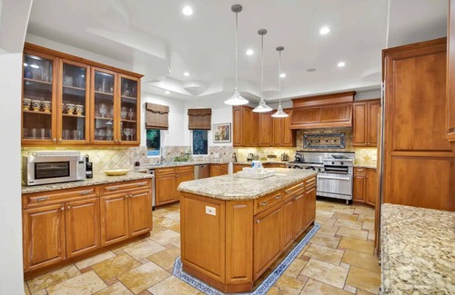 Sherman Oaks House | Posh Estate by Universal Studios