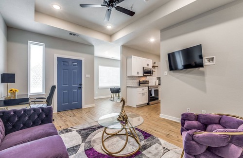Barker House | Posh living in gated new area!