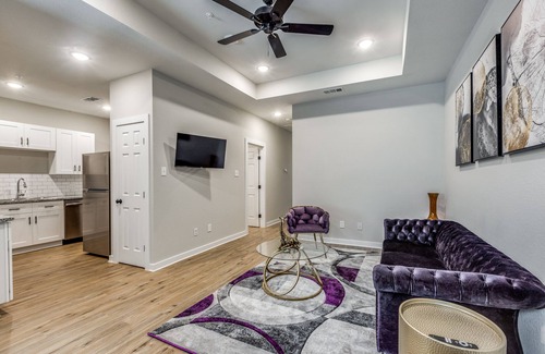 Barker House | Posh living in gated new area!