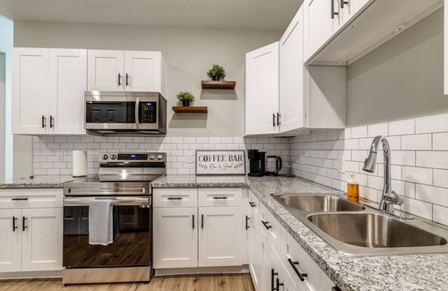 Barker House | Posh living in gated new area!