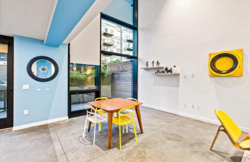 Downtown Apartment | Posh Lofty Pad in Central Redmond - 92 Walkscore!