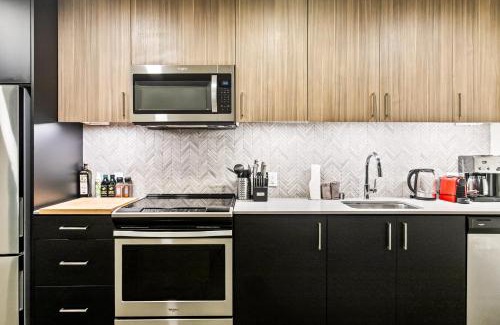 Downtown Apartment | Posh Lofty Pad in Central Redmond - 92 Walkscore!