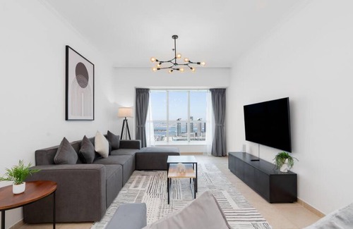 Umm Suqeim 3 Apartment | PoshBeds - Blue light over Marina