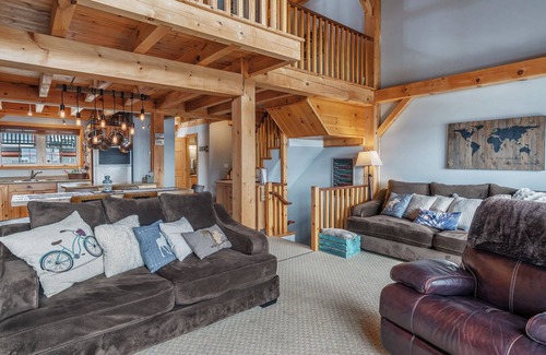Big White Ski Resort Ski Chalet | Post and Beam home, Ski In/Out, Central Village, Private Hot Tub, sleeps 8